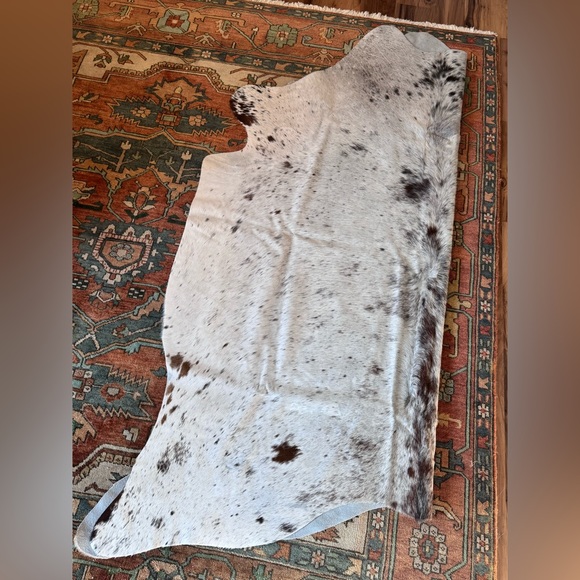 Elegant Cowhide Rug - Picture 15 of 16